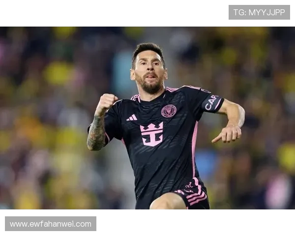 戴着围巾的足球明星瞬间曝光引发球迷热议究竟是谁的独特风格